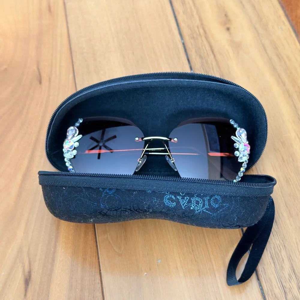 Elegant Aurora Borealis Rhinestone Oversized Sunglasses – Brown Tint – NWOT